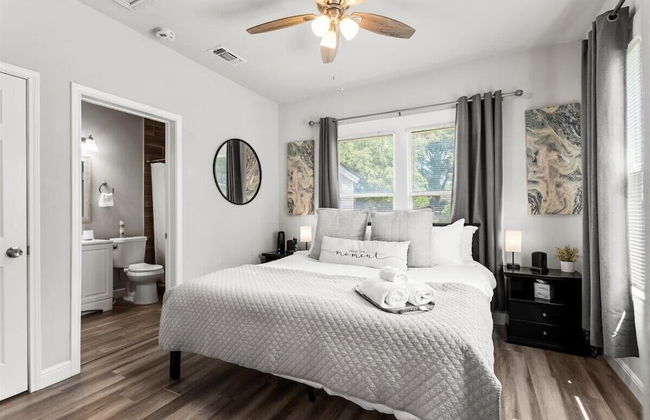 Charming 1BR Sanctuary w/ FREE Parking - Photo 1