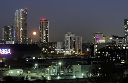 Sunset Heights Bright 2BR with City Views and Free Parking - Foto 27