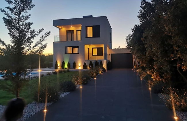 Modern Villa With Private Heated Pool and Lounge Area for a Relaxing Stay - Foto 21