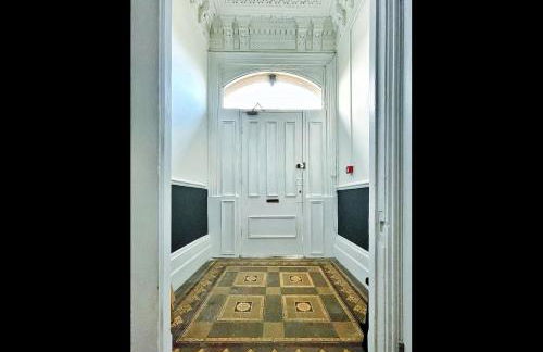 AdeamStays provides Beautiful centrally located 1 and 2 bed apartments on Liverpools Boulevard - Foto 53