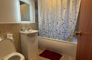 2BR Comfortable Spacious Furnished Property with Parking - Foto 17