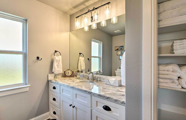 Hot Tub and Fire Pit! Cozy Granbury Escape Near Lake - Foto 27