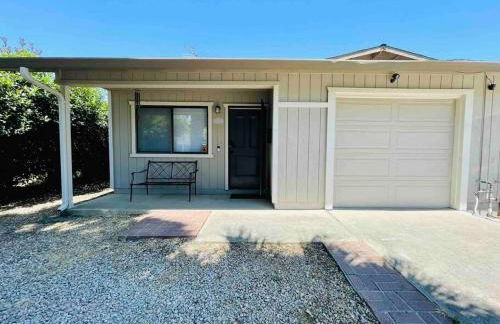 Entire Modern House with King bed & 65inTV - Foto 36