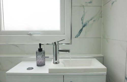 Central Location Liverpool, Modern Home, 4 BR, Sleeps 9, Free Parking - Foto 15