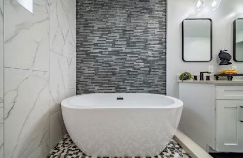 Spacious 3BR Home Sleeps 8 Private Backyard - Foto 29