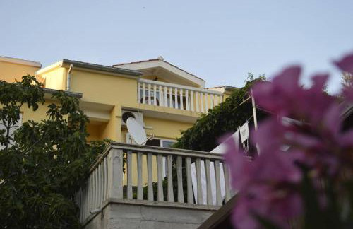 Private studio apartment with a garden and a terrace - Photo 4