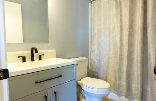 Charming 3BR Home With a Deck and Yard - Photo 14