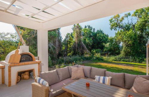 Villa Ami, Roda, Corfu: 10 guests, heated pool, private mini golf, pool table & more!! - Foto 34