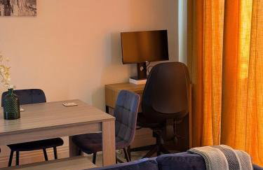 Three-bedroom modern family home by the pond with free parking - Photo 19