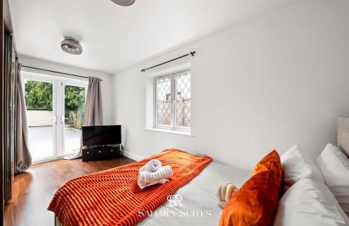 Spacious 6BR - City Hub & Parking - Sleeps 13 - Photo 22