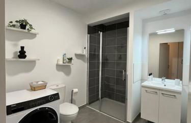 T3 Moderne - Proche tram - Parking privé - Foto 6