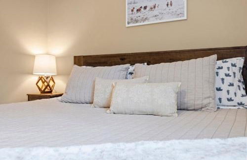 Cozy 3BR Retreat in Downtown Bethlehem - Hot Tub, Trails, Near Ski & Hike - Photo 12