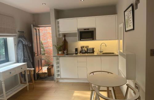 Peaceful Garden Retreat in Tunbridge Wells - Photo 6