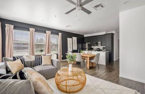 Spacious Apartment with Gated Parking Near Med Ctr - Foto 2