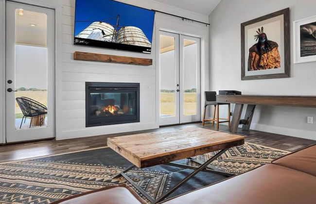 New Luxury Texas Farmhouse - Photo 7