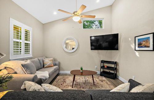 Citrus Hideaway - Steps to City Center - Photo 3