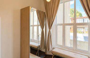 Stunning Hyde Park Home with Private Balcony & Lift Elevator Access - Foto 25