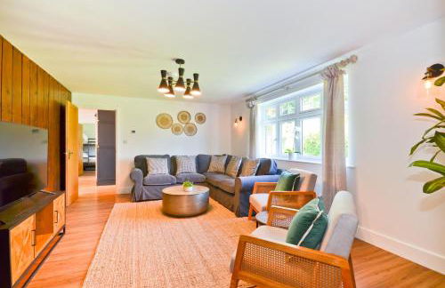 Adgestone Villa - A Luxurious Countryside Escape with Heated Pool, Near Sandown Beach, Dog Friendly in Rural Sandown - Perfect Getaway for Family & Friends - Photo 34