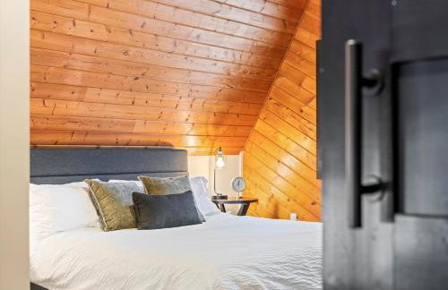 The Log Haus, a newly renovated lakefront cabin close to the trails - Foto 15