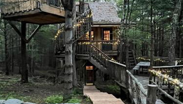 Eco-Friendly, Abstract Treehouse Surrounded by Wildlife and Hiking Trails For a Special Getaway in Sparrow Bush, New York - Foto 2