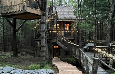 Eco-Friendly, Abstract Treehouse Surrounded by Wildlife and Hiking Trails For a Special Getaway in Sparrow Bush, New York - Foto 2