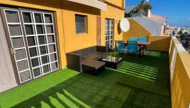 Große Terrasse mit Esstisch, Markise. Einfach - Foto 1