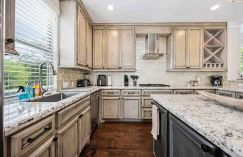 Resort vibe with Pool and Hot tub Downtown skyline views - Photo 4