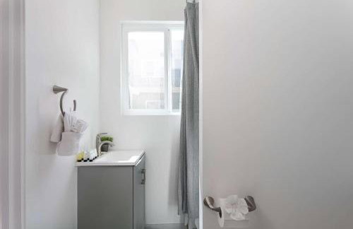 Enjoy Stylish 3BR Apt Sleeps 6 with Free Parking - Foto 20