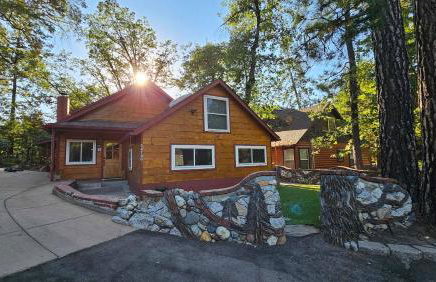 Knotty Pine Cabin with Artisan Stone Patio - Walk to Bass Lake - Foto 1