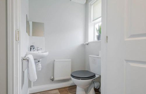 Charming House with Free Parking - Photo 57