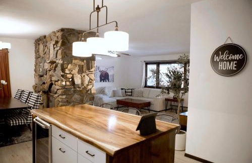 Whole House Aurora View with Hot tub, Sauna and AC - Photo 3