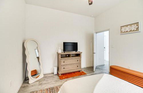 Poolside and Hot Tub Lounging Luxe Rio Rancho Home - Foto 19