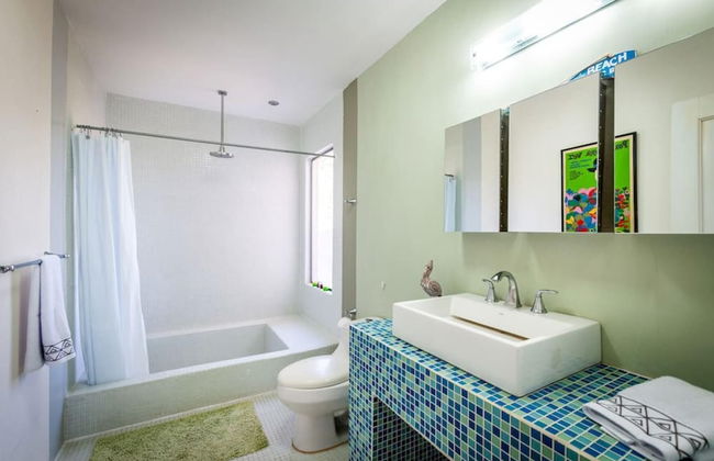 Modern Hillside Home with Sleek Interiors and Panoramic Poolside Views - Foto 17