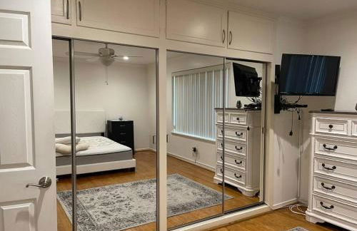 Luxury Oasis Home w/Pool Near CSUN-6 Guests - Foto 29