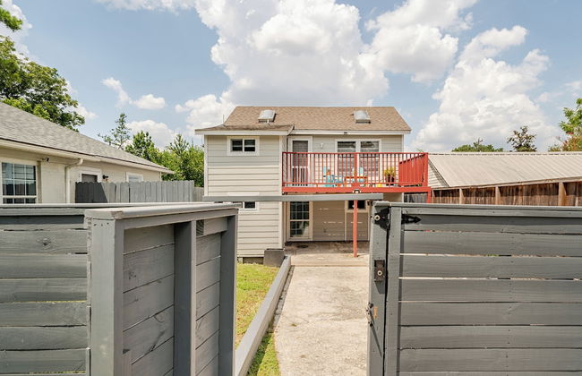 Wonderful Getaway Houston 2BR w/Balcony Views - Photo 25