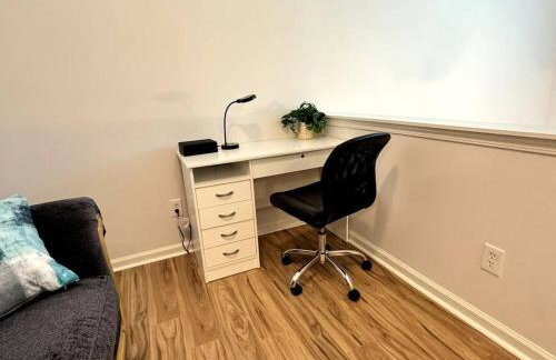 Bright Spacious Renovated Home Master on Main - Foto 44