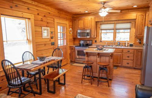 West Jefferson Cabin- Hot Tub, Fireplace, Sleeps 7 - Foto 12