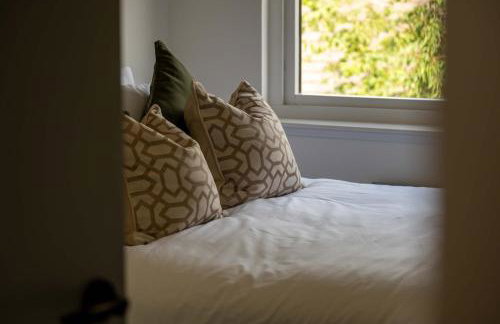 LANGLEY HOUSE Free Parking central LOCATION 5 bed all double with smart TV 3 BATHROOMS Loved by TRADES teams ideal for LONG STAYS contact langley cottages and apartments - Foto 22