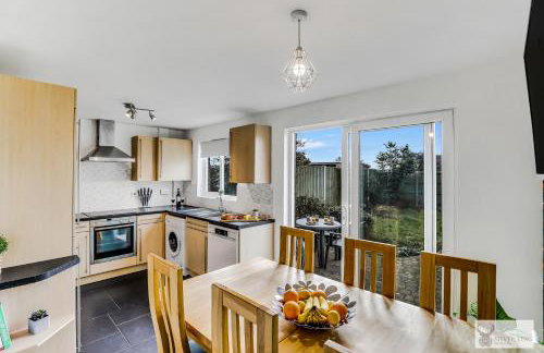 Spacious Whitwick Stay 3-Story House - Photo 12