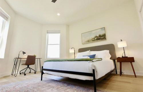Pristine Petworth Family Home w Street Parking - Foto 30