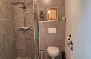 Apartma Under The Drunk Railroad - Foto 6