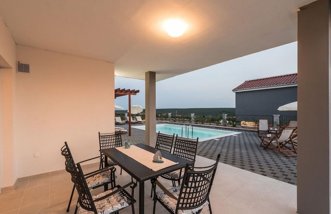 Modern and Spacious Home With Swimming Pool - Foto 31