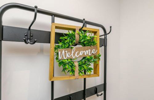 Brand New Apt - Beach Breeze Spacious 1-Bedroom Apartment with parking - sleeps 4 ppl- internet - Foto 49