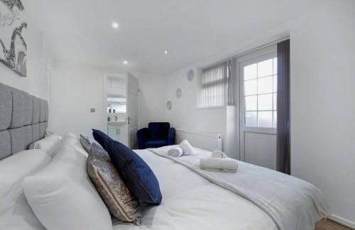 Family-Friendly 4-Bed near Parks & Transport Links - Foto 23