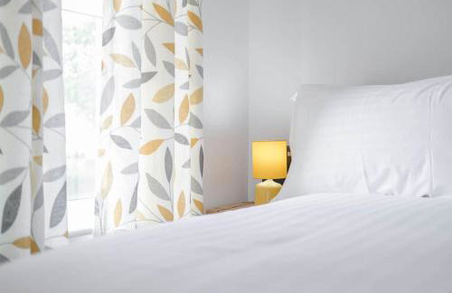 Charming House with Free Parking - Photo 20