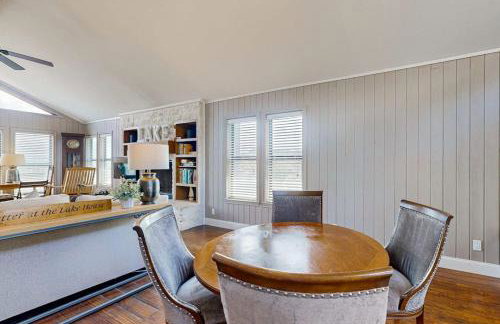 Spacious Lakefront Hideaway with Decks, Grill, Billiards, Tennis & Pool - Foto 7