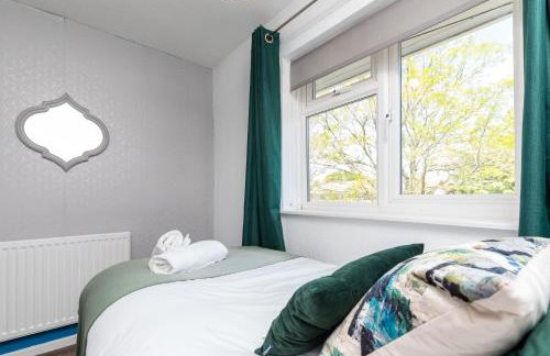 Findon House Spacious 3 bedroom, contractor, relocations friendly,10mins from GATWICK Airport, free parking, WIFI, garden, CRAWLEY - Photo 15