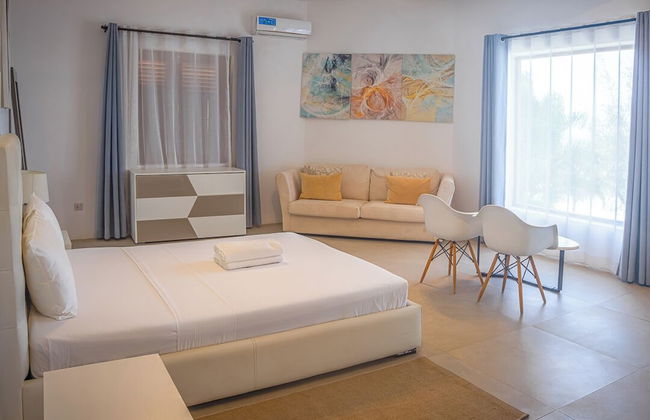 Solymar Staffed Beach Front Villa - Photo 32