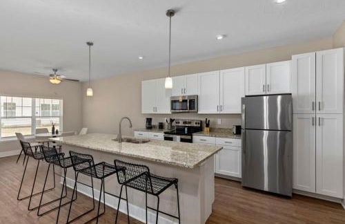 Modern 2BR 2BA New Build Condo with Garage & Patio - Foto 14