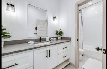 Stylish townhome near AT&T Stadium, Globe Life, Six Flags & More - Photo 23